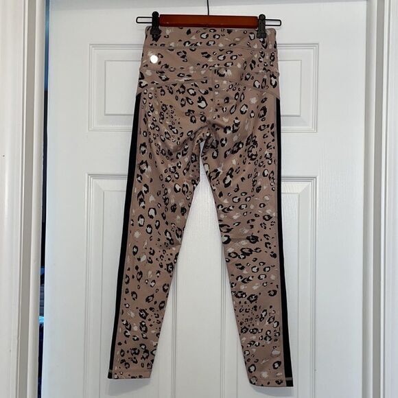 ✨Zella Carmine High Waist Crop Tan & Black Leopard Print Leggings - Picture 3 of 4